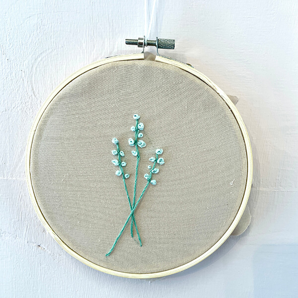 Eksempel p&aring; v&aelig;gdekoration med broderi 