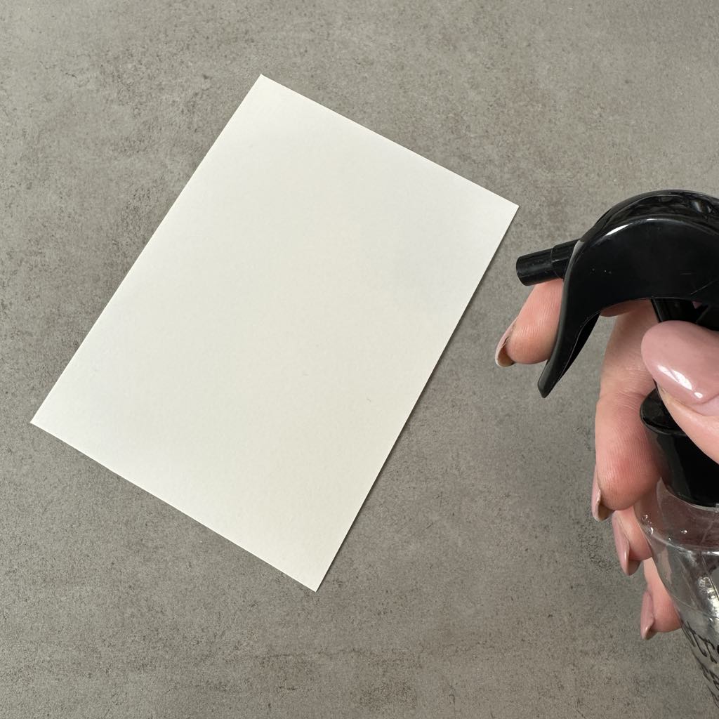 Spray med vand inden embossing