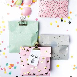 Poser med klistermrker - Lyserd og Grn