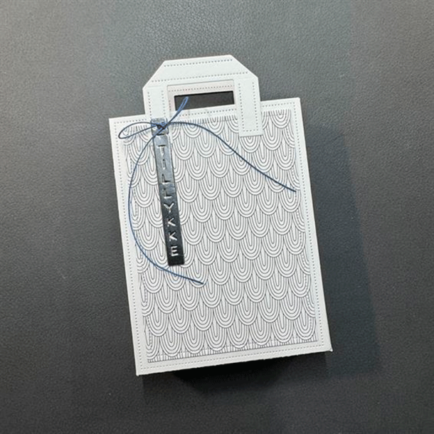 Simple and Basic - Die - A7 Shopping pose