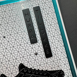 Simple and Basic - Die - Lodrette tekster